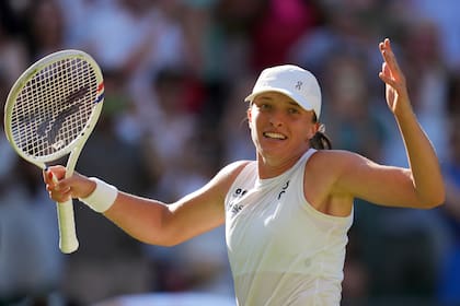 Iga Swiatek vapuleó a Belinda Bencic y quiere sumar a su vitrina el trofeo de Wimbledon