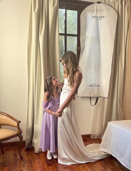 Igarzábal y su hija Lupe, de 9 años, compartieron un tierno momento cuando terminaron de lookearse. El vestido de la niña también estuvo a cargo de Angie Biani