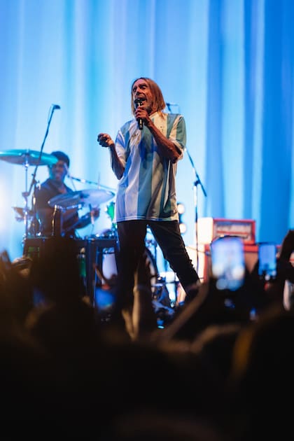 Iggy Pop, con la camiseta argentina, en los bises de su show en el Movistar Arena