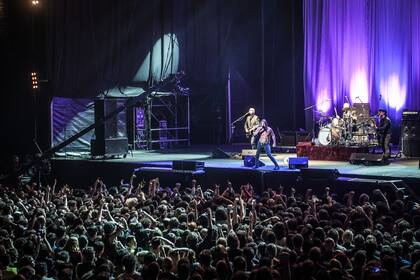 Los clásicos de la Iguana: hizo temas de los Stooges ("I Wanna Be Your Dog" y "No Fun"), de su etapa solista ("The Passenger") y uno solo de su último disco ''Post Pop Depression'' ("Gardenia"). Fotografía de Agustín Dusserre.