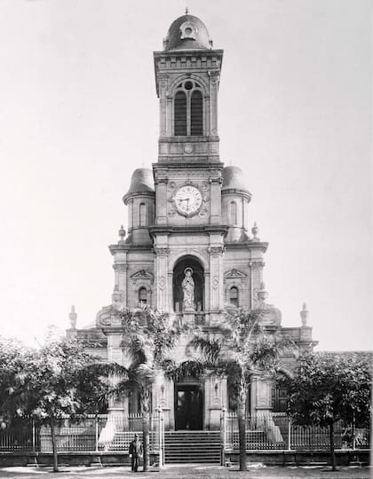 Iglesia de la Inmaculada Concepción. Fue donada por Mercedes Castellanos de Anchorena en honor a Nicolás, su primogénito fallecido en 1889. Fue consagrada el 6 de diciembre de 1899.
