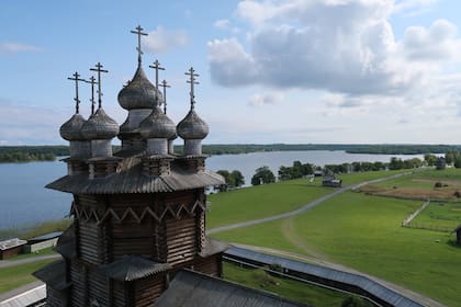 Iglesia de la Intercesión de la Virgen, una de las 80 estructuras históricas de madera que alberga la isla de Kizhi.