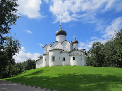 Iglesia de San Basilio en Gorka, en un parque de Pskov.