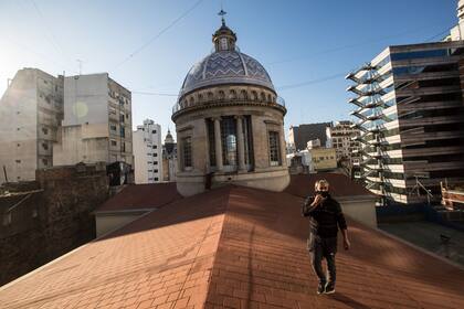 La iglesia está ubicada en Avenida Belgrano 1151