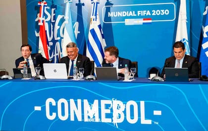 Ignacio Alonso (Uruguay), Claudio "Chiqui" Tapia (Argentina), Alejandro Domínguez (Conmebol) y Robert Harrison (Paraguay), durante el anuncio de las sedes del Mundial 2030