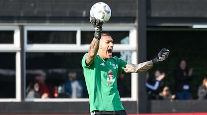 Ignacio Arce, arquero y una de las figuras de la campaña de Riestra; con su personalidad, el guardavalla absorbe la presión y libera a sus compañeros
