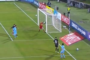El increíble blooper de Arce para Riestra, que después se hizo otro gol en contra en Uruguay