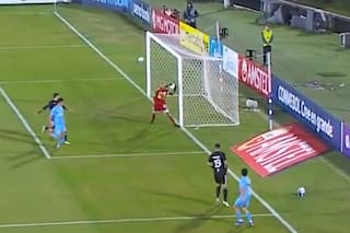 Insólito blooper de Arce, otro gol en contra y salida en falso del arquero: Riestra, de mal en peor