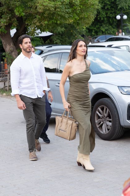 Ignacio "Bebu" Romanelli y Sol Smurra, amigos de los novios, llegan a la fiesta.