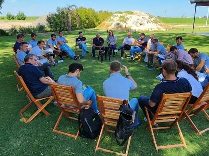 Ignacio Berengúa, médico veternario y conferencista, mientras brinda una de sus charlas