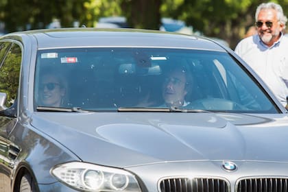 Ignacio Blaquier llega al entiero de su padre con su mujer, Agustina Scally y sus hijos.