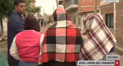 Ignacio Damonte, el viernes pasado en el barrio Las Antenas, junto con vecinas que denunciaron las amenazas narco