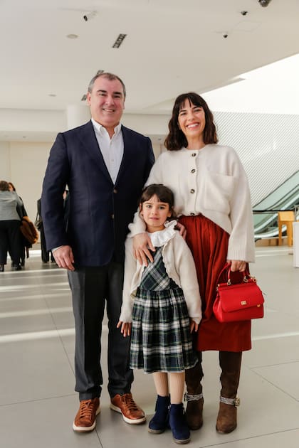 Ignacio Esteves, hijo de Ricardo, junto a su mujer Mariana Meggiolaro y su hija Bernardita Esteves