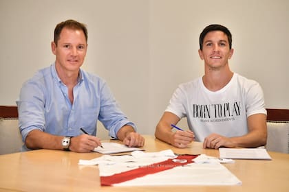 Ignacio Fernández junto al presidente de River, Jorge Brito, en la firma de su contrato tras su paso por Atlético Mineiro, de Brasil