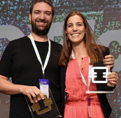 Ignacio Gómez Portillo y Carolina Pérez Mora al recibir el Sadosky de Oro en 2022