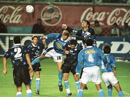Ignacio González sale a despejar un centro ante el acecho de Luis Bonnet; el goleador de Cristal anotó tres de los seis tantos del conjunto peruano en la serie que lo clasificó finalista.
