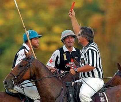 Ignacio Heguy (izquierda) y Alberto Heguy (h.) (derecha) miran a Boudou, que exhibe la tarjeta roja