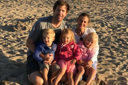 Ignacio Kearney y su mujer, Mariana, con sus tres hijos nacidos en Chile, a donde trabajó varios años antes de regresar al país en 2017