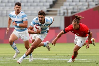 Ignacio Mendi, escapa de su marca , en el ataque argentino