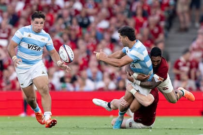 Ignacio Mendy descarga en Justo Piccardo mientras lo tacklea Bundee Aki; son dos de los jugadores de poca experiencia que pudieron contra un equipo plagado de consagrados.