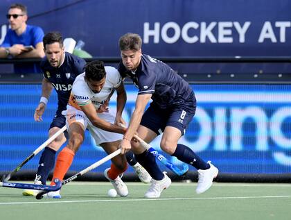 Ignacio Nepote lucha por la bocha con un jugador indio, en el primero de los dos encuentros