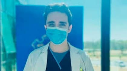Ignacio Nicolás Martin, de 19 años, posteaba con frecuencia fotos e historias en su cuenta de Instagram en las que exhibía su presunta condición de médico (Foto: Twitter @phsantiarancio)