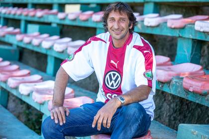 Ignacio Novillo Astrada en Palermo 2023, con una camiseta de La Aguada 2003; el back no recuerda muchos detalles de la gesta, pero la disfruta aún hoy.
