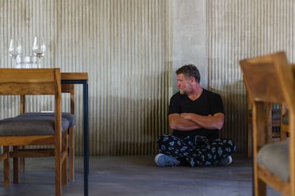 Ignacio Ortiz de Rosas contempla la marca del agua en su restaurante.
