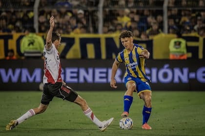 Ignacio Ovando, una de las muy buenas apariciones en Rosario Central, en un partido ante River