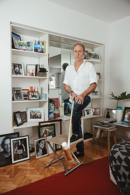 Ignacio prueba unos tacos de polo que le quedaron de cuando jugaba (llegó a tener seis de handicap). Detrás de él asoman desde la biblioteca fotos de su familia, amigos, actrices y actores que admira y un cuadro de su ídolo de la juventud, Sandro, pintado por Chapete César.