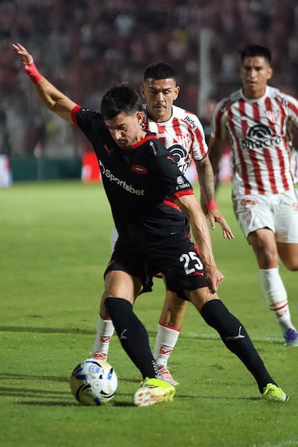 Ignacio Pussetto maniobra en ataque: el Rojo tiene una idea para atacar, pero carece de solidez para defender y sufre los resultados