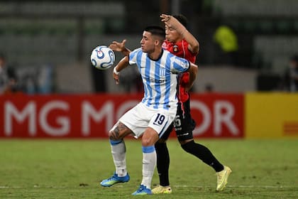 Ignacio Rodríguez cubre la pelota ante Rodhier Lezama