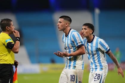 Ignacio Rodriguez y Santiago Solari le protestan ante un juez de línea; la Academia perdió por tercera vez en los últimos cuatro compromisos.