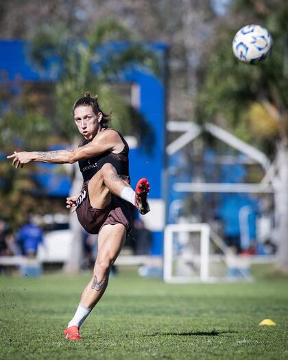 Ignacio Schor remata un balón durante una práctica de Platense