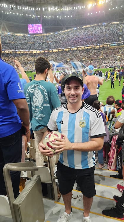 Ignacio Soto, con la pelota en sus manos, en el Estadio Lusail