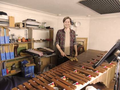 Ignacio Svachka, en su taller de percusionista.