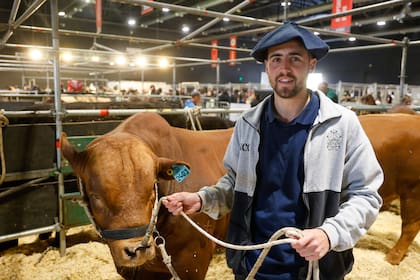 Ignacio Tomás, de la UCA, con un ejemplar de San Ignacio