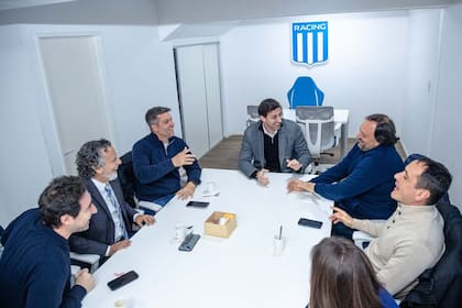Ignacio Uzquiza, el primero de la izquierda, junto con César Francis (secretario administrativo de la AAT) y Agustín Calleri (presidente), en la visita realizada a Racing en junio de 2025 para reunirse con Diego Milito y otros dirigentes de la Academia