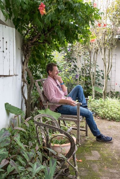 Ignacio Van Heden en su jardín que cambia de acuerdo a su estado de ánimo