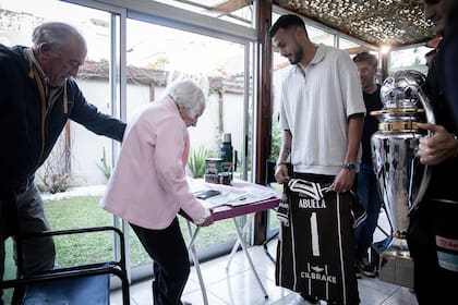Ignacio Vázquez, capitán de Platense, le acercó a la abuela la camiseta personalizada de campeón