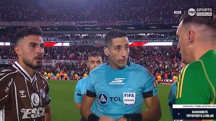 Ignacio Vázquez le esquivó la mirada al árbitro Yael Falcón Pérez