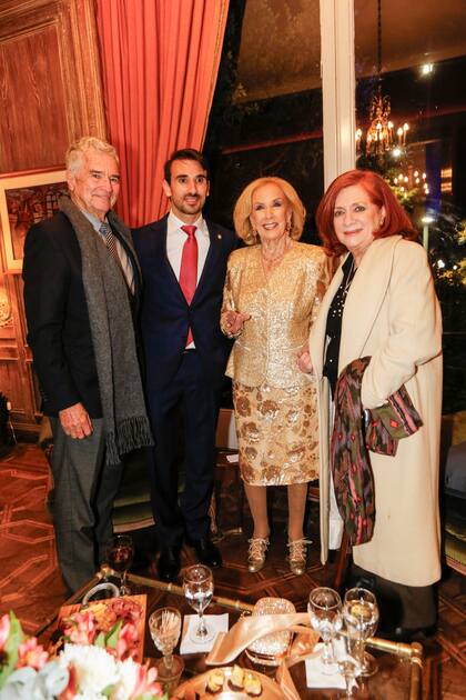 Ignacio Viale junto a su exsuegra, Mirtha Legrand, el ministro consejero de la embajada de Uruguay y Teresa González Fernández