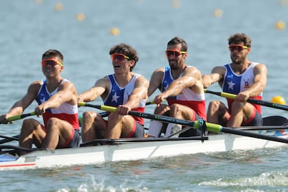 Ignacio y Alfredo, ubicados en la parte trasera del bote; compitieron tres días en el lugar donde se criaron