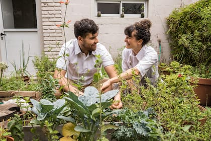 Ignacio Zuzulich y Juliana Thorpe en la huerta de Herencia, Alta Gracia.