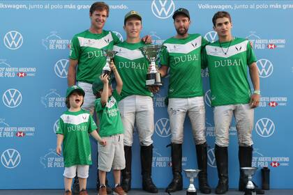 Ignatius Du Plessis, Barto Castagnola, Pablo Pieres y Camilo Castagnola quieren estar en el podio del próximo viernes, con la copa del campeón del Argentino Abierto.