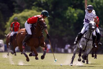 Ignatius Du Plessis no juega todo el año alto nivel de polo y le cuesta tomar rimo cuando se incorpora a la Triple Corona; el sudafricano utiliza caballos que le presta Hilario.