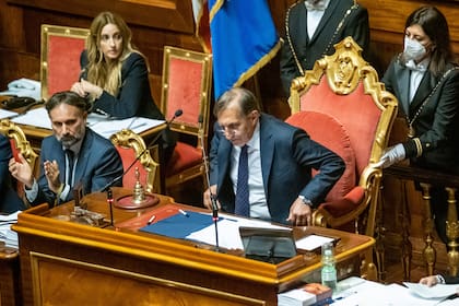Ignazio La Russa es aplaudido después de pronunciar su primer discurso como presidente del Senado italiano