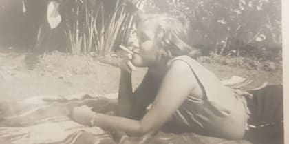 "Ignoré mi malestar. Respiré hondo. Arranqué con un buen tino pegando un drive cruzado, pero sentía que la mano empezó a aflojarse y enseguida se me cayó la raqueta. La levanté, le di dos tiros de revés y volvió a caerse".