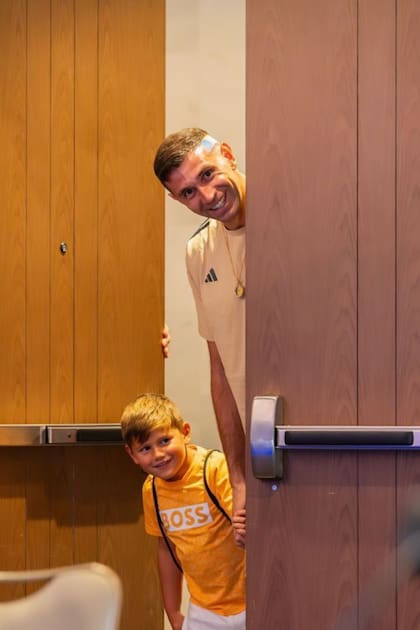 ¡Igualito a papá! Santino con el arquero de la Selección durante uno de sus días libres en la Copa América.