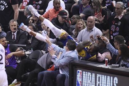 Iguodala se cae entre el público